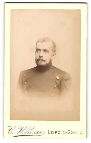 Fotografie C. Winzer, Leipzig-Gohlis, Portrait sächsischer Beamter in Dienstuniform mit Vollbart