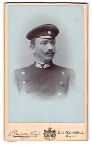 Fotografie F. Grainer`s Nachf., Bad Reichenhall, bayrischer Beamter in Uniform mit Kaiser Wilhelm Bart