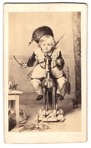 Fotografie unbekannter Fotograf und Ort, Gemälde: La charge de Cavallerie, Kind auf Schauklepferd