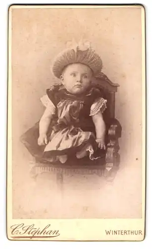 Fotografie C. Stephan, Winterthur, Kleinkind Fanny Leonie Kopp im Kleidchen, 1891
