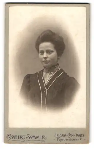 Fotografie Robert Sommer, Leipzig-Connewitz, junge Frau Marie Bösel in dunkler Bluse, 1906