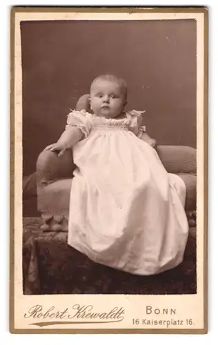 Fotografie Robert Krewaldt, Bonn, niedliches Kleinkind Johanna Schmitt mit 1 /2 Jahren im weissen Kleidchen
