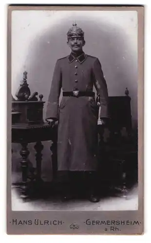Fotografie Hans Ulrich, Germersheim a. Rh., junger Soldat in Uniform Mantel mit Pickelhaube