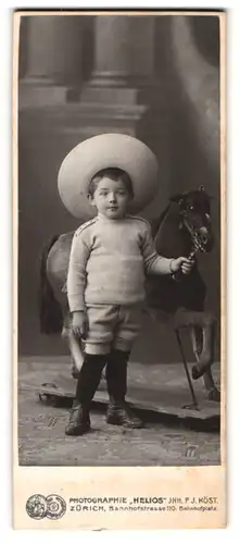 Fotografie F. J. Köst, Zürich, schweizer Knabe mit seinem grssen Schaukelpferd