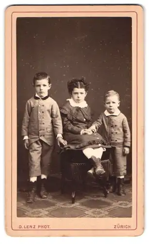Fotografie D. Lenz, Zürich, drei junge Kinder in zeitgenössischer Kleidung posieren im Atelier