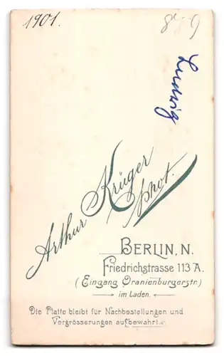 Fotografie Arthur Krüger, Berlin, Student Ludwig im vollen Wichs mit Schläger und Couleur, 1901