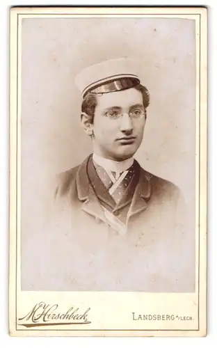 Fotografie M. Hirschbeck, Landasberg / Lech, junger Student im Anzug mit Couleur und Schirmmütze