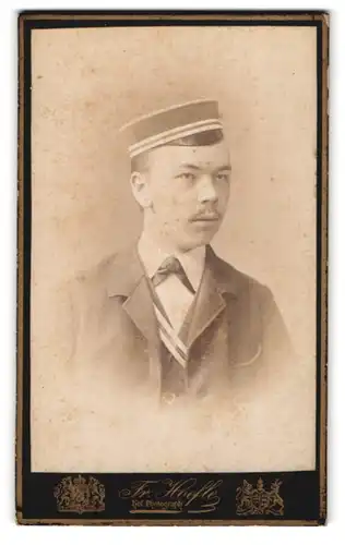 Fotografie Fr. Hoefle, Augsburg, Student im Anzug mit Couleur und Tellermütze