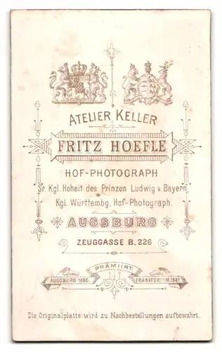 Fotografie Fr. Hoefle, Augsburg, Student im Anzug mit Couleur und Tellermütze