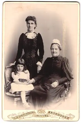 Fotografie G. W. Wilson & Co. Aberdeen, Evely Cavendish, Duchess of Devonshire mit Tochter