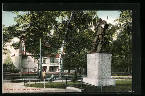 AK Berlin-Spandau, Pionier-Denkmal mit Strasse und Haus
