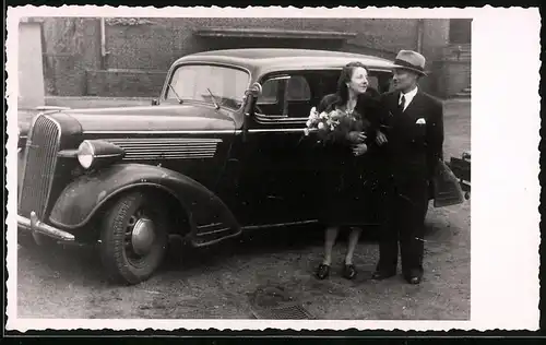 Fotografie Auto Opel 6, elegantes Paar neben Limousine in Homburg 1947