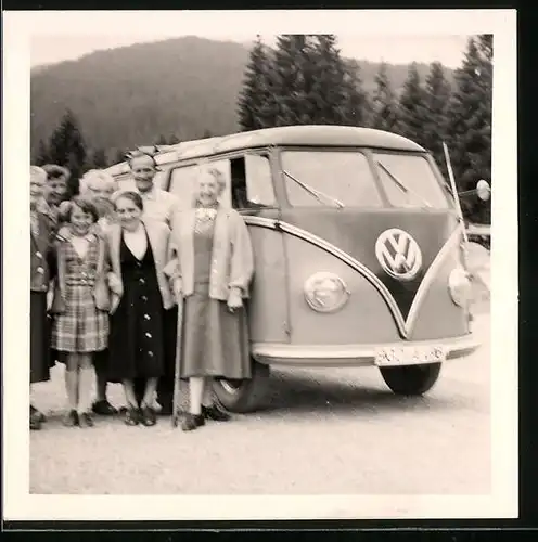 Fotografie Auto VW Bulli T1, Familie neben Volkswagen Fensterbus