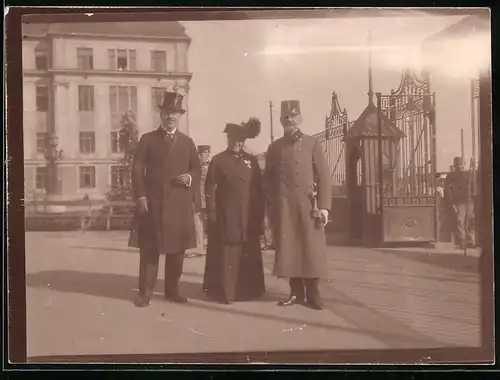 Fotografie unbekannter Fotograf, Ansicht Brünn / Brno, k.u.k. Offizier am Rot Kreuz Spital 1917