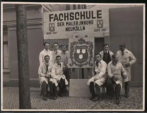 Fotografie unbekannter Fotograf, Ansicht Berlin-Neukölln, Maler Junggesellen an der Fachschule der Maler-Innung 1930