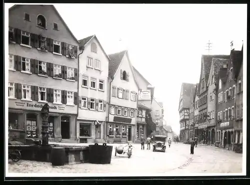 Fotografie unbekannter Fotograf, Ansicht Bad Wimpfen, Altstadt mit Ladengeschäften & Brunnen