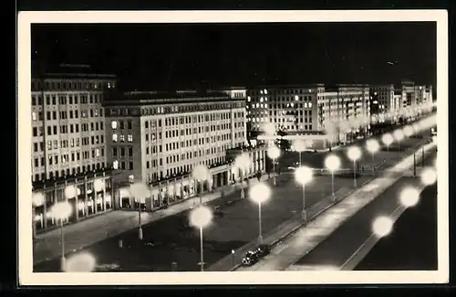 AK Berlin, Stalinallee bei Beleuchtung