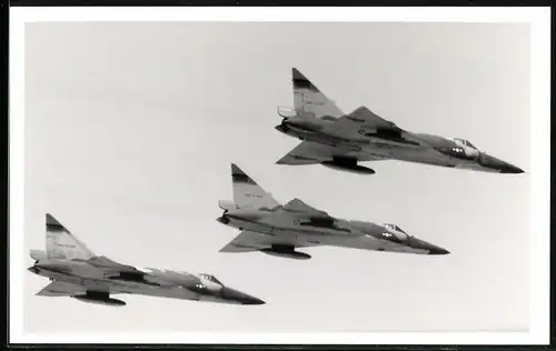 Fotografie Flugzeug Convair F-102 Delta Dagger der USAF, Staffelabzeichen unkenntlich gemacht