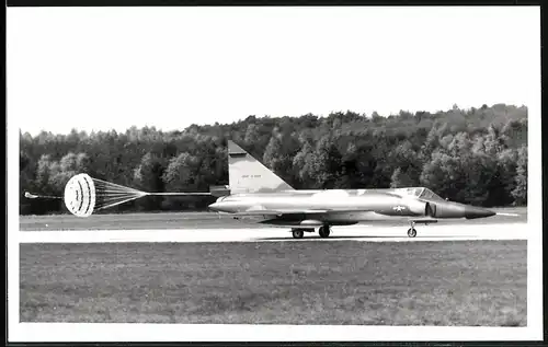 Fotografie Flugzeug Convair F-102 Delta Dagger der USAF, Landung mit Bremsfallschirm