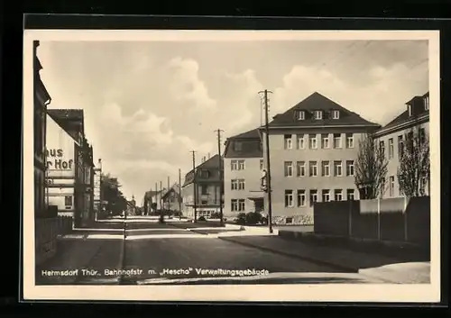 AK Hermsdorf /Th., Bahnhofstrasse mit Hescho-Verwaltungsgebäude