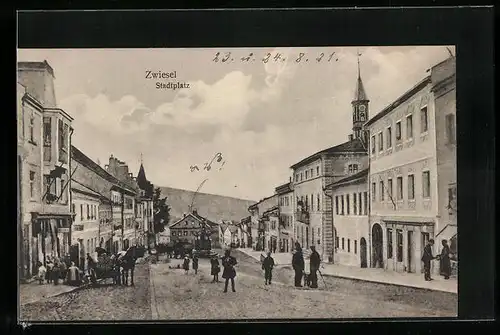 AK Zwiesel, Stadtplatz mit Einwohnern und Denkmal