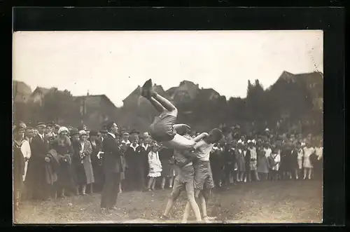 Foto-AK Ilmenau, Sportfest, Akrobatische Turndarbietung der Jungen