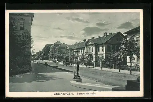 AK Meiningen, Bernhardstrasse mit Passanten