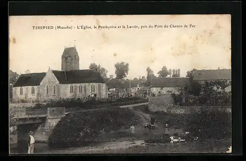 AK Tirepied, L`Eglise, le Presbytère et le Lavoir, pris du Pont du Chemin