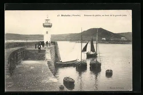 AK Dielette, Bateaux de peche, au bout de la grande jetee