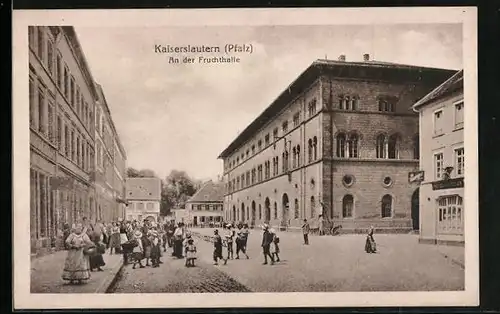 AK Kaiserslautern /Pfalz, Strassenpartie an der Fruchthalle