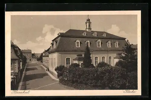 AK Herrnhut, Strassenpartie mit Kirche