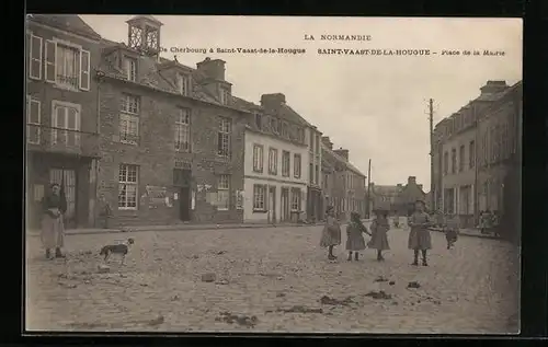 AK De Cherbourg à Saint-Vaast-de-la-Hougue, Placede la Mairie