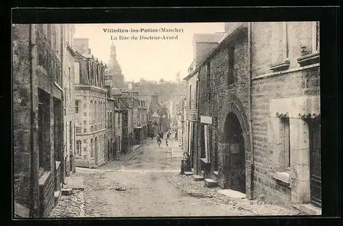 AK Villedieu-les-Poeles, La Rue du Docteur-Avard, Strassenpartie