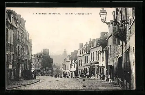 AK Villedieu-les-Poeles, Rue du Général-Huard, Strassenpartie