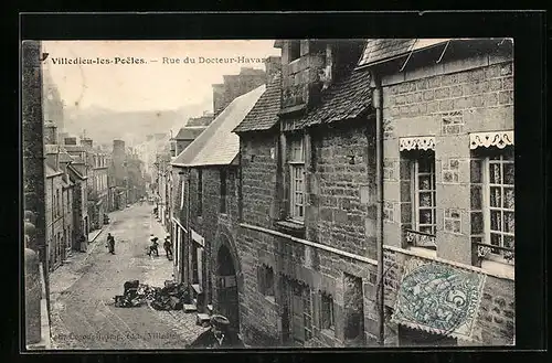 AK Villedieu-les-Poeles, Rue du Docteur-Havard, Strassenpartie