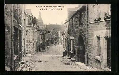 AK Villedieu-les-Poeles, La Rue du Docteur-Avard