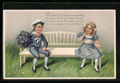 Präge-AK Zwei Kinder sitzen auf einer Bank, Junge trägt Matrosenkleidung