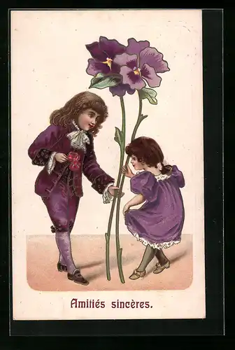 Präge-AK Zwei Kinder tanzen unter riesigen Blumen