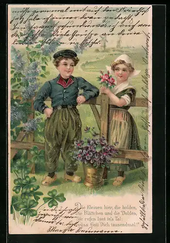 Präge-AK Kinder in Tracht stehen am Zaun mit Blumen