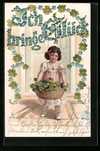 Präge-AK Mädchen trägt Korb mit Glücksklee