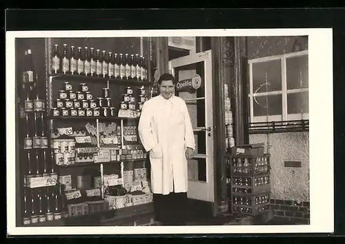 AK Kaufmann vor einem Regal im Feinkost-Geschäft