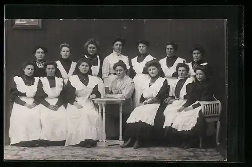 Foto-AK Dienstmädchen, Gruppenfoto mit Dame