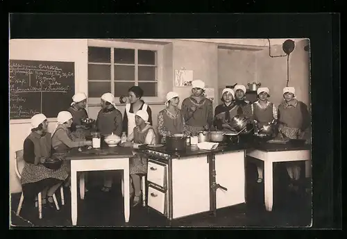 Foto-AK Lehrerin und Schülerinnen in einer Lehrküche, 1929