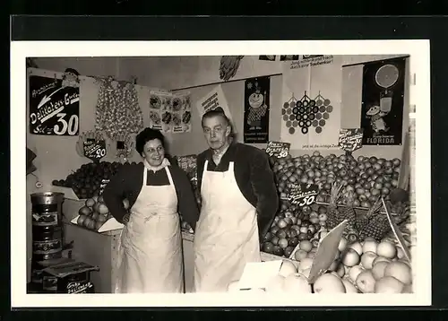 Foto-AK Kaufmannspaar im Obst- und Gemüsegeschäft