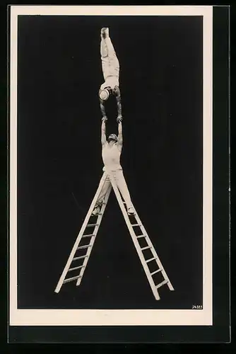 AK Zwei Akrobaten bei einer spektakulären Vorführung