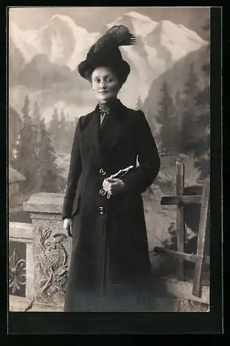 Foto-AK Frau mit Mantel und Hut vor Bergstudiokulisse