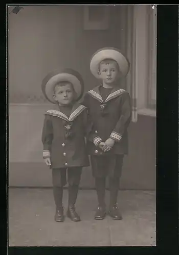 AK Zwei kecke kleine Burschen vor Studiokulisse
