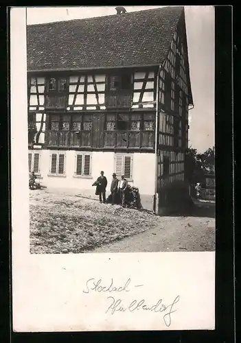 AK Stockach-Pfullendorf, Drei Herren vor einem Fachwerkhaus