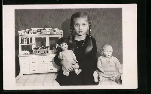 Foto-AK Mädchen mit Puppen und Kaufmannsladen