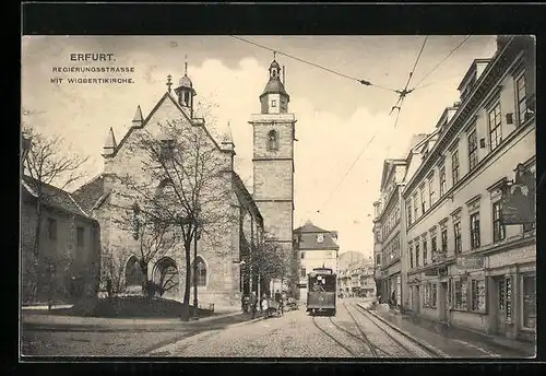 AK Erfurt, Regierungsstrasse mit Wigbertikirche mit Strassenbahn